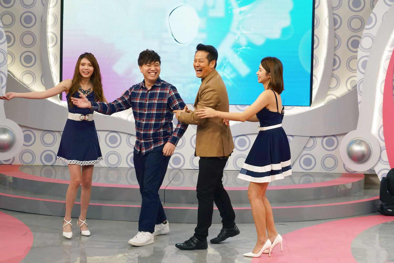錄影現場超歡樂,左起:Zoe、BeBe、徐乃麟、曾志希。 錄影現場超歡樂,左起:Zoe、BeBe、徐乃麟、曾志希。