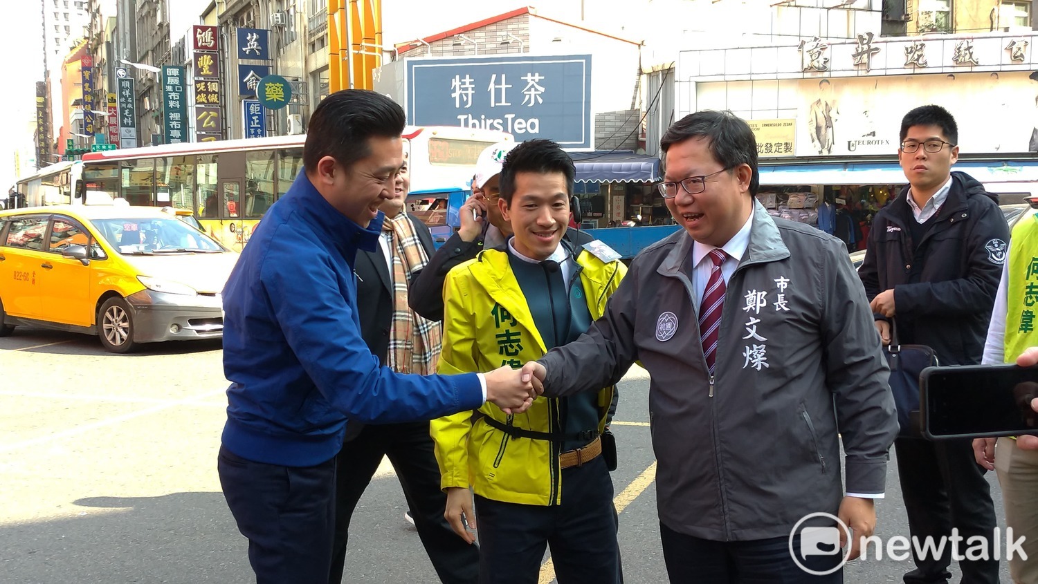 鄭文燦與林智堅握手。 圖:陳佩君/攝 鄭文燦與林智堅握手。 圖:陳佩君/攝