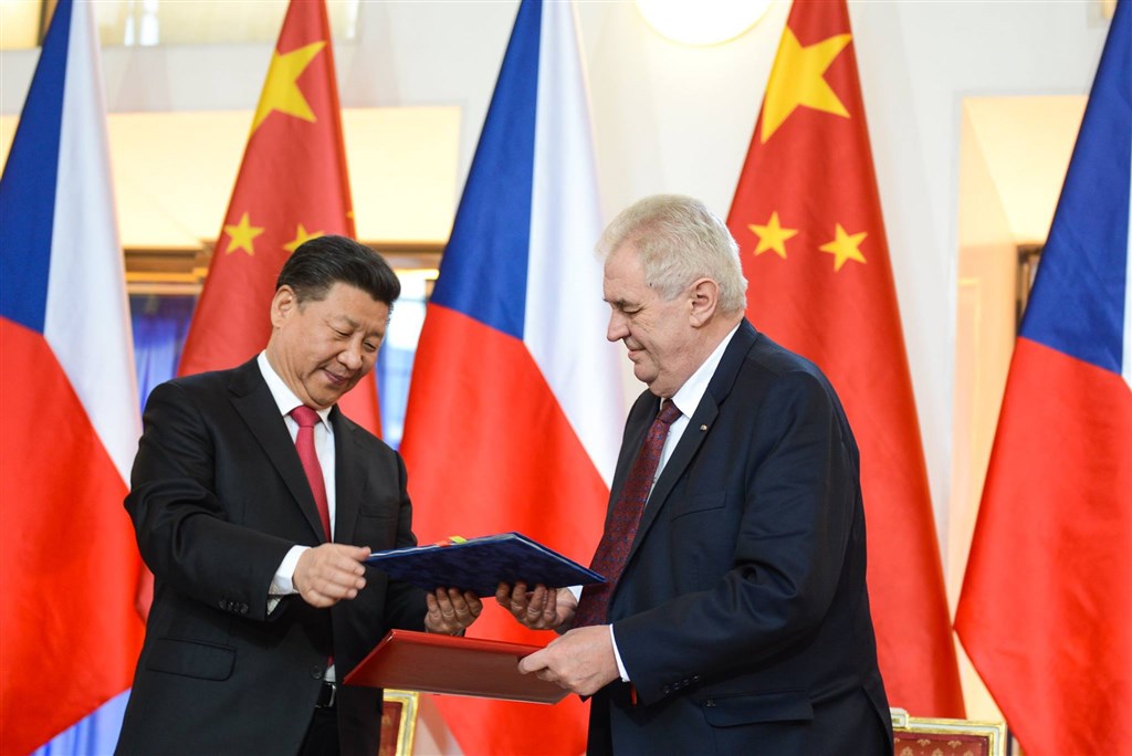 中國國家主席習近平(左)接受捷克總統齊曼(右)的邀請,2016年3月首次訪問捷克首都布拉格,布拉格與北京市長在兩位元首見證下締結姊妹市。 圖:擷取自facebook.com/prezidentcr 中國國家主席習近平(左)接受捷克總統齊曼(右)的邀請,2016年3月首次訪問捷克首都布拉格,布拉格與北京市長在兩位元首見證下締結姊妹市。 圖:擷取自facebook.com/prezidentcr