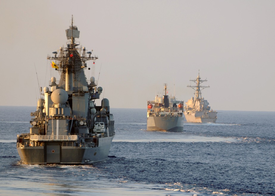 美方證實,飛彈驅逐艦「麥康貝爾號」(前)24日駛過台灣海峽,是自由航行的例行通行。 圖:翻攝美國海軍官網/Corey Hensley 美方證實,飛彈驅逐艦「麥康貝爾號」(前)24日駛過台灣海峽,是自由航行的例行通行。 圖:翻攝美國海軍官網/Corey Hensley