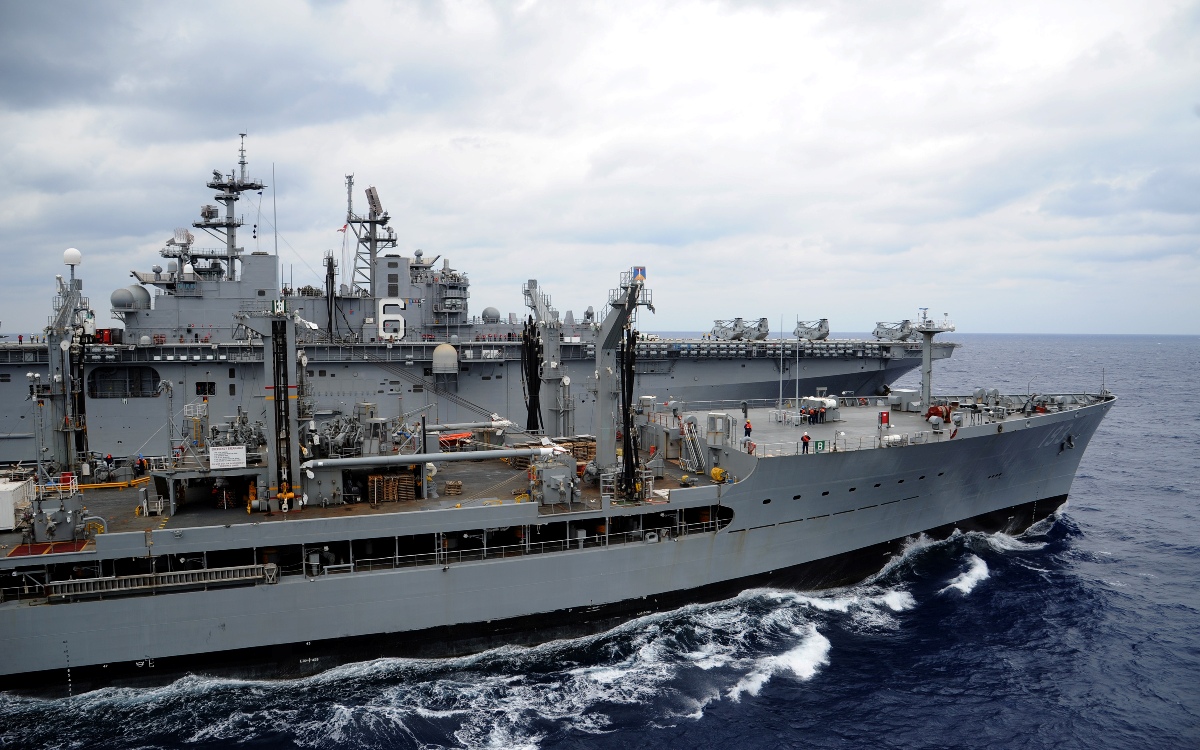 此次美軍艦駛經台灣海峽,隨行的還有補給艦「狄爾號」(前)。 圖:翻攝美國海軍官網/Raul Moreno Jr. 此次美軍艦駛經台灣海峽,隨行的還有補給艦「狄爾號」(前)。 圖:翻攝美國海軍官網/Raul Moreno Jr.