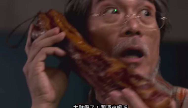 有網友看了陸委會宣傳片後表示,最喜歡爸爸拿肉磨臉那一段。 圖:截自陸委會宣傳片 有網友看了陸委會宣傳片後表示,最喜歡爸爸拿肉磨臉那一段。 圖:截自陸委會宣傳片