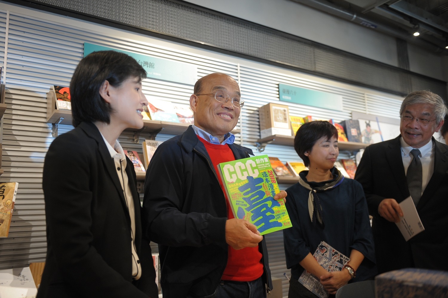 行政院長蘇貞昌今(25)日參訪台灣漫畫基地「台漫六十 - 尋找軌跡TC60-Finding Tracks」特展。 圖:行政院提供 行政院長蘇貞昌今(25)日參訪台灣漫畫基地「台漫六十 - 尋找軌跡TC60-Finding Tracks」特展。 圖:行政院提供