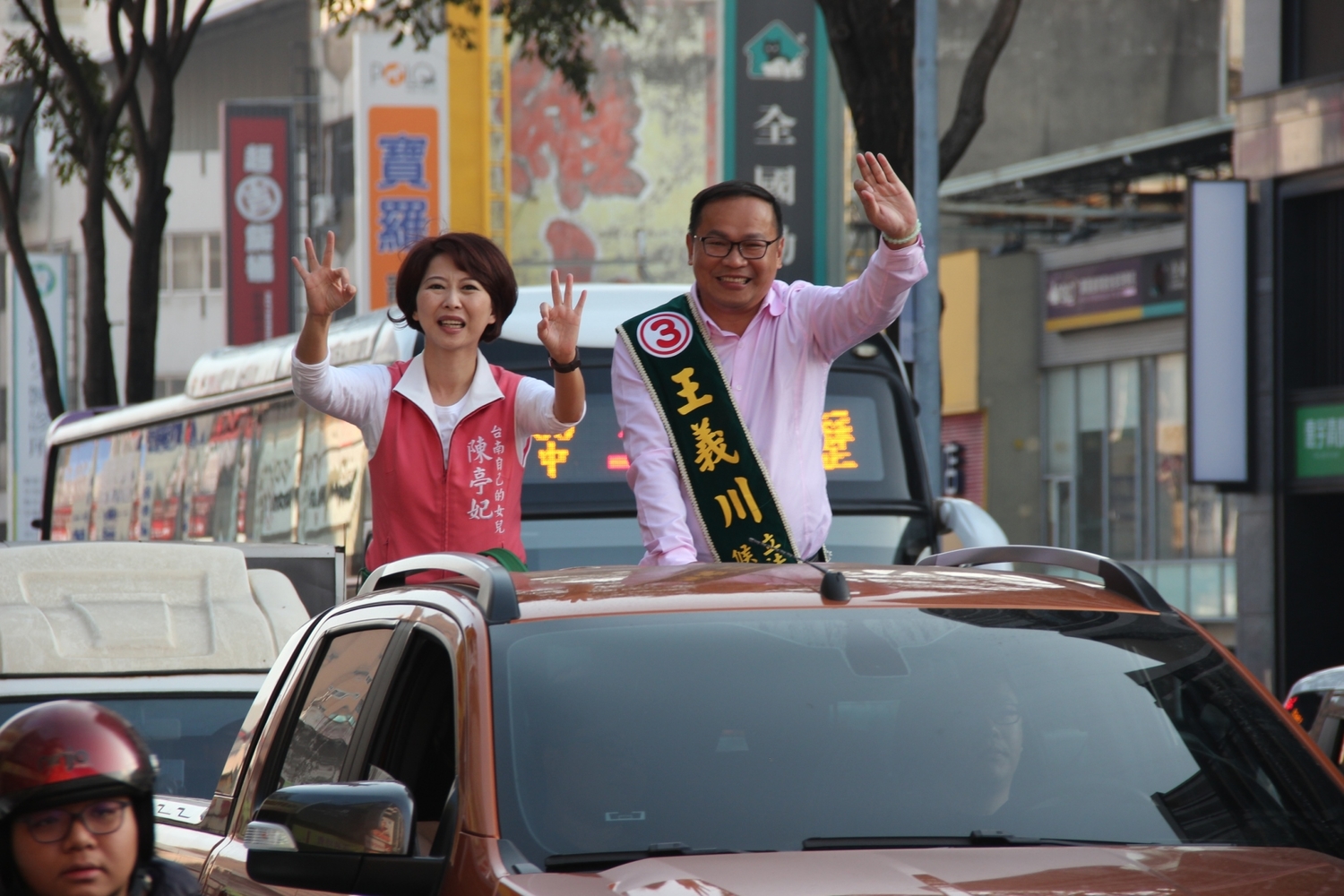 王義川和陳亭妃一起掃街拜票。 圖:王義川競辦/提供 王義川和陳亭妃一起掃街拜票。 圖:王義川競辦/提供
