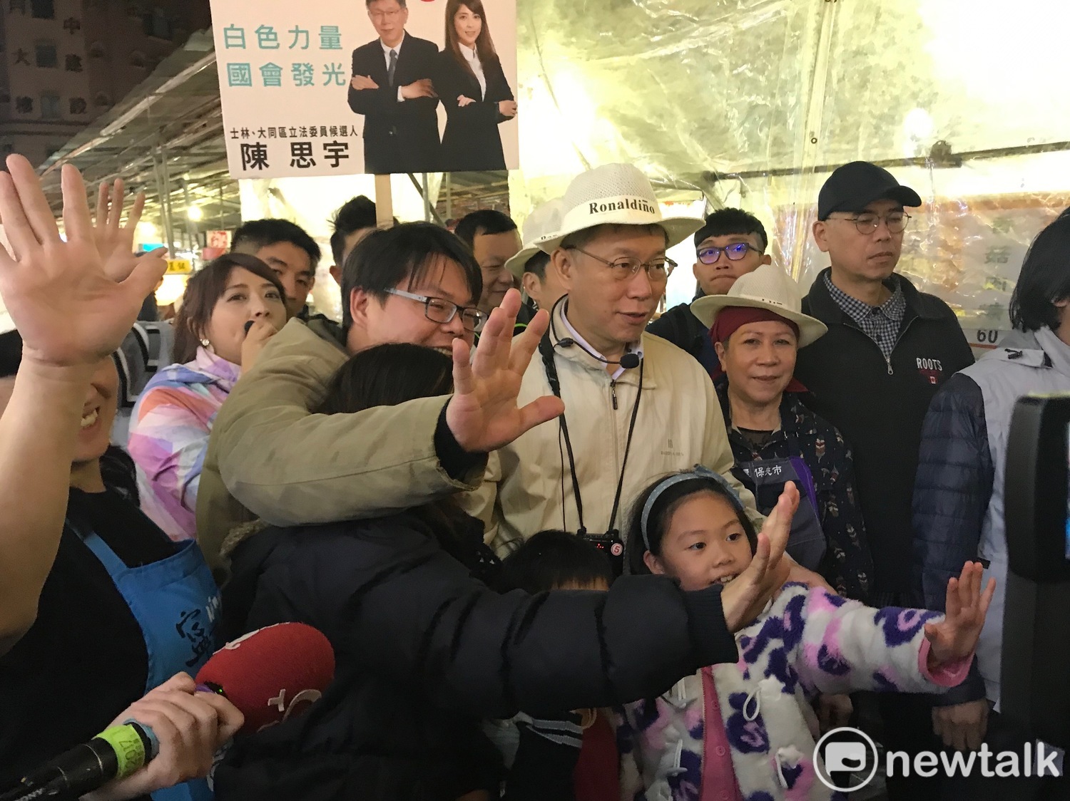 柯文哲人氣相當高,許多民眾要合照。 圖 : 周煊惠 / 攝 柯文哲人氣相當高,許多民眾要合照。 圖 : 周煊惠 / 攝
