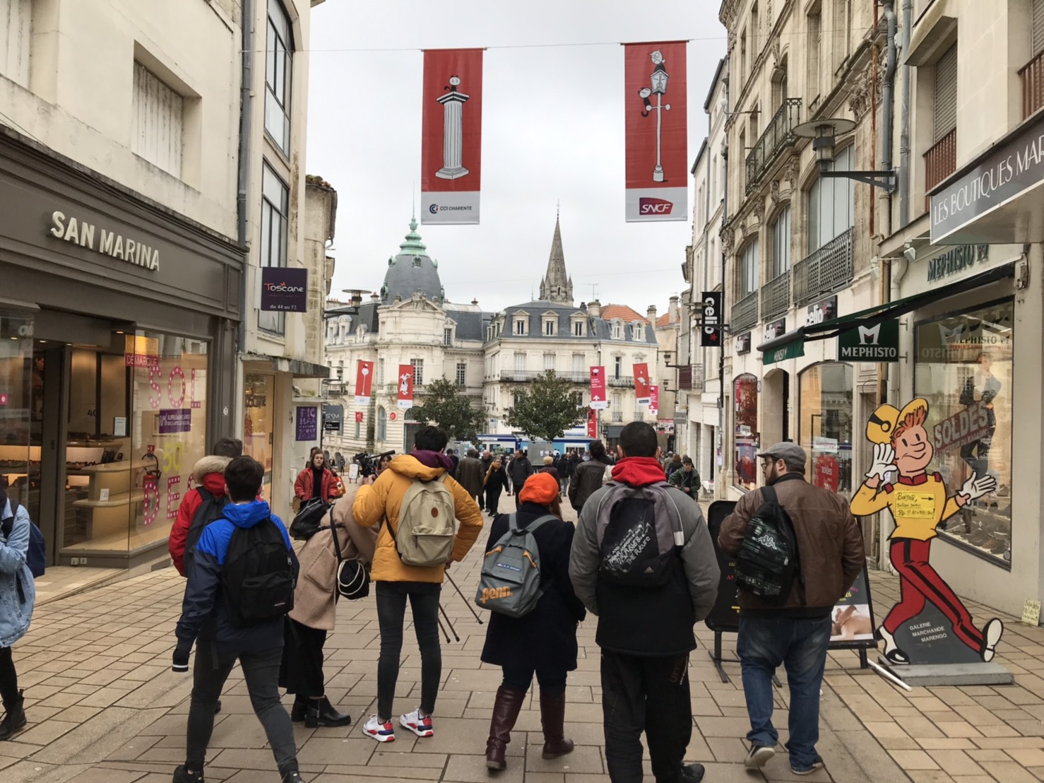 安古蘭街頭到處可見漫畫海報。 圖/蔡筱穎攝