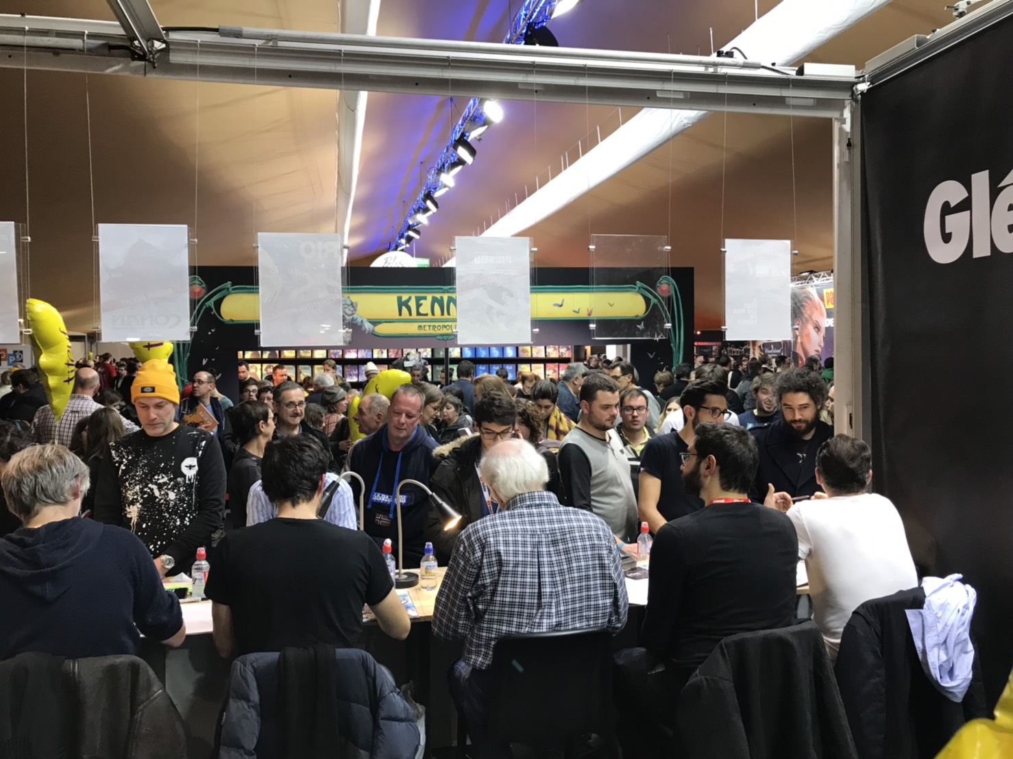 各漫畫出版社人山人海,漫畫迷等待漫畫家簽名。 圖/蔡筱穎攝