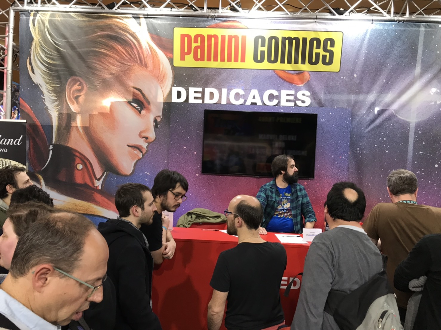 各漫畫出版社人山人海,漫畫迷等待漫畫家簽名。 圖/蔡筱穎攝