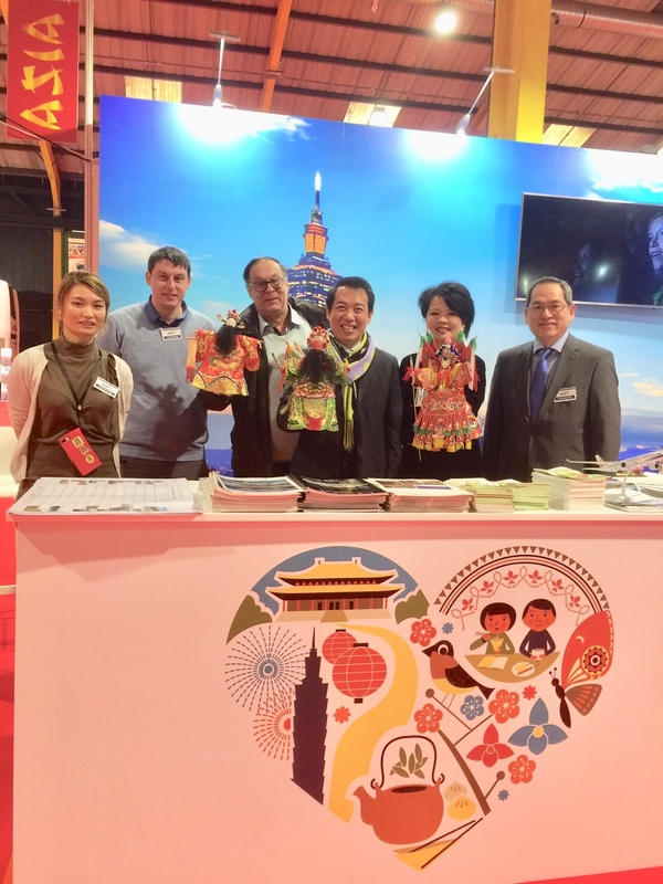 中華民國駐愛爾蘭代表處今年第9度參加都柏林國際旅遊展,25日下午由駐愛爾蘭代表楊子葆(右3)主持開幕式。 圖:駐愛爾蘭代表處提供