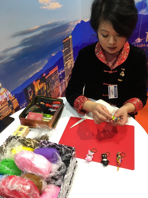 台灣館現場有捏麵人等台灣特色活動,吸引民眾目光。 圖:駐愛爾蘭代表處提供