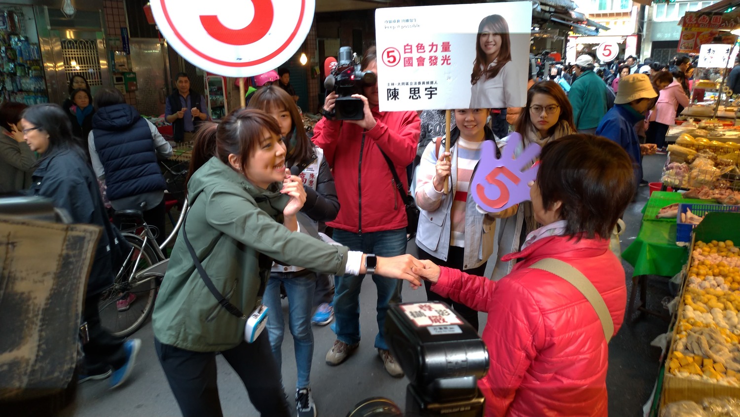 陳思宇今天前往市場掃街。 圖:陳佩君/攝 陳思宇今天前往市場掃街。 圖:陳佩君/攝