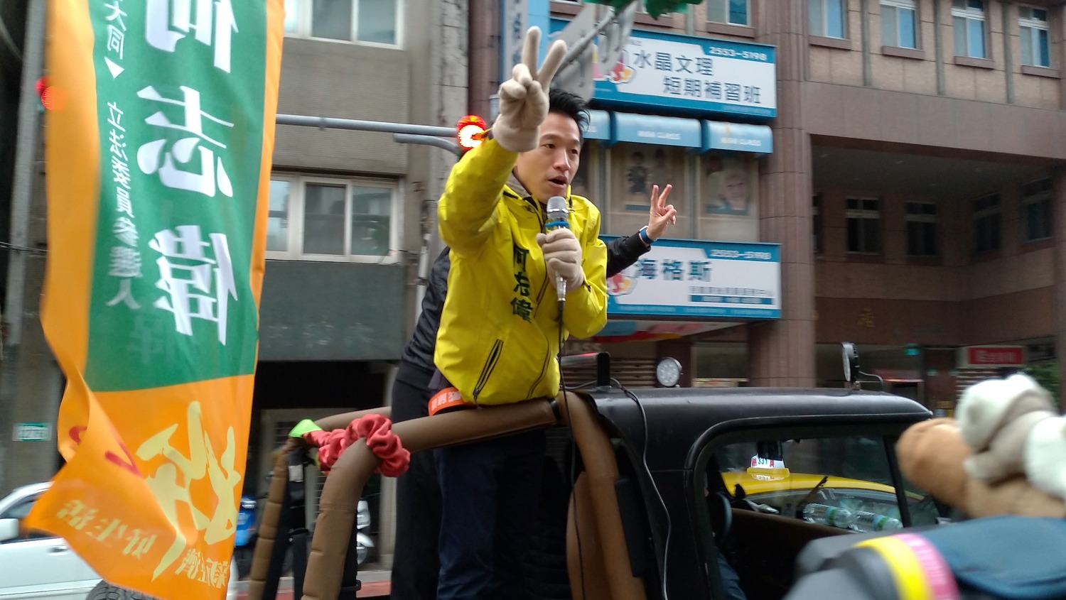 何志偉車隊行經太平市場,較勁意味濃。 圖:陳佩君/攝 何志偉車隊行經太平市場,較勁意味濃。 圖:陳佩君/攝