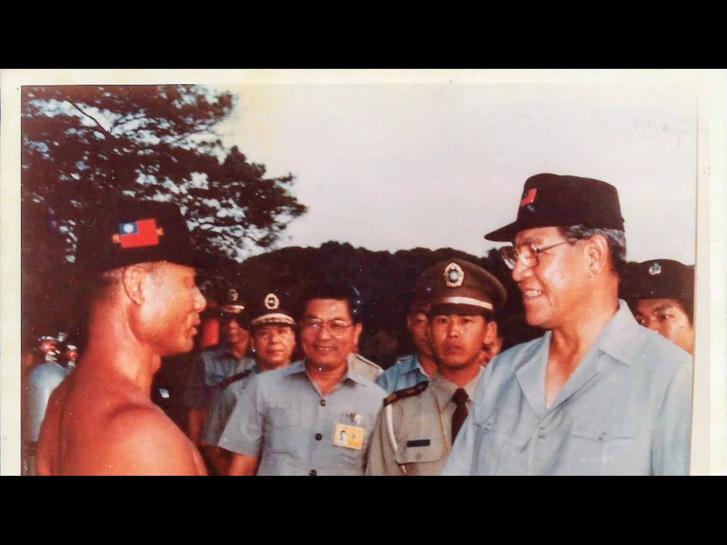 前總統李登輝與毛守義。 圖:翻攝自中華民國-陸軍蛙人海蛟海龍部隊粉絲團 前總統李登輝與毛守義。 圖:翻攝自中華民國-陸軍蛙人海蛟海龍部隊粉絲團
