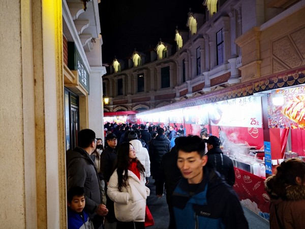 士林夜市小吃發威,吸引賞燈遊客駐足大啖美食。 圖:觀光局/提供 士林夜市小吃發威,吸引賞燈遊客駐足大啖美食。 圖:觀光局/提供