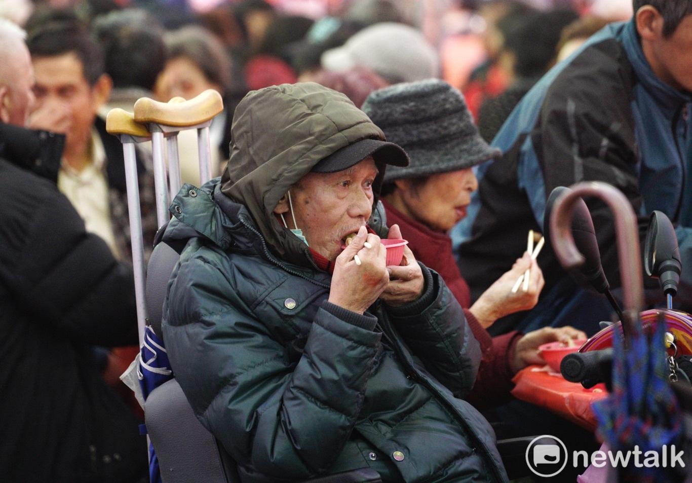 一位參加寒士30愛心尾牙的長者享受創世基金會等團體準備的熱呼呼美食。 圖:張良一/攝 一位參加寒士30愛心尾牙的長者享受創世基金會等團體準備的熱呼呼美食。 圖:張良一/攝