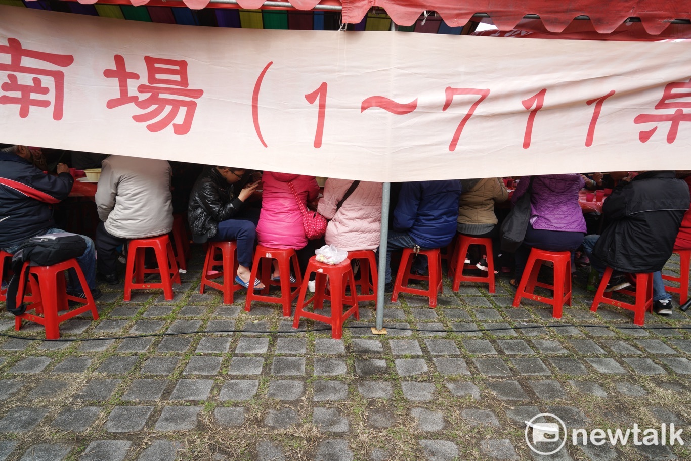 第29屆寒士吃飽30愛心尾牙在總統府前南、北廣場和凱道舉辦,共席開2千2百桌,讓寒士、街友等弱勢團體在歲末寒冬可以感受到人間無處不在的愛心和過年團圓的氣氛。 圖:張良一/攝 第29屆寒士吃飽30愛心尾牙在總統府前南、北廣場和凱道舉辦,共席開2千2百桌,讓寒士、街友等弱勢團體在歲末寒冬可以感受到人間無處不在的愛心和過年團圓的氣氛。 圖:張良一/攝