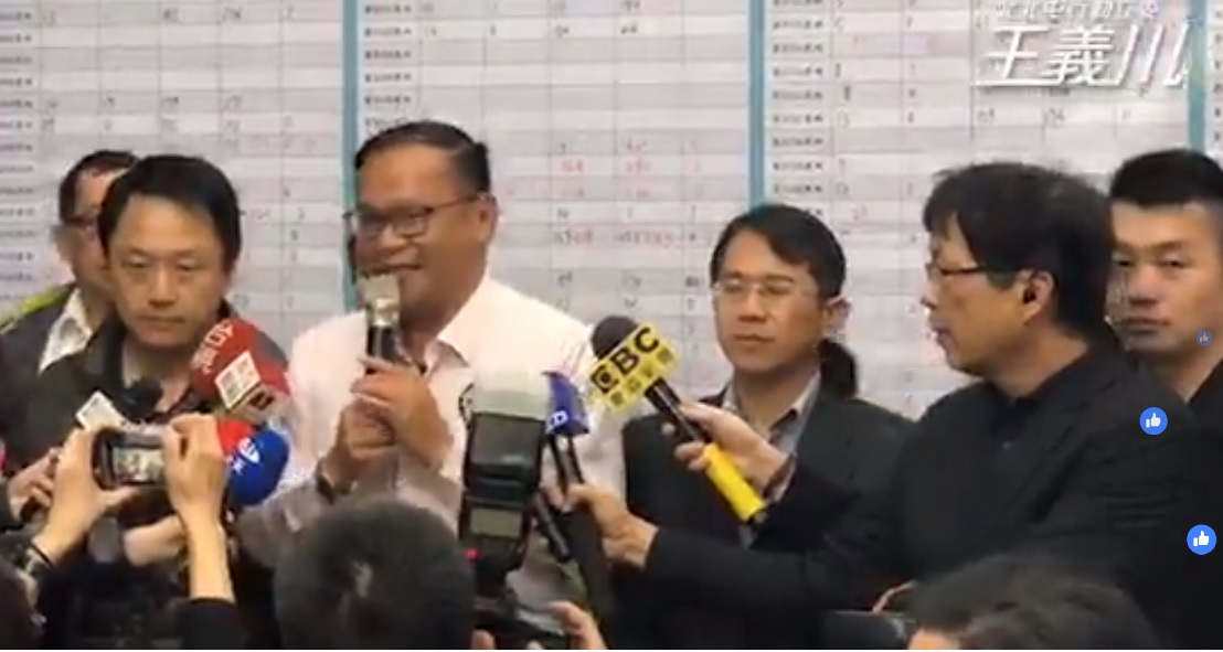 民進黨候選人王義川在下午5:00自行宣布敗選。 圖:圖片取自王義川臉書 民進黨候選人王義川在下午5:00自行宣布敗選。 圖:圖片取自王義川臉書
