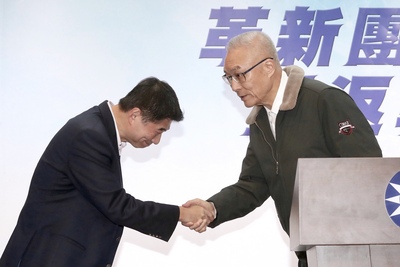 台北市第2選區立委補選結果27日出爐,國民黨候選人 陳炳甫(左)參選失利,國民黨主席吳敦義(右)晚間 現身中央黨部,向陳炳甫握手表達感謝。 圖:中央社 台北市第2選區立委補選結果27日出爐,國民黨候選人 陳炳甫(左)參選失利,國民黨主席吳敦義(右)晚間 現身中央黨部,向陳炳甫握手表達感謝。 圖:中央社