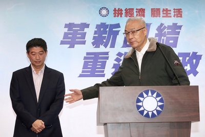 台北市第2選區立委補選結果27日出爐,國民黨候選人 陳炳甫(左)角逐失利,黨主席吳敦義(右)晚間在中 央黨部召開記者會時強調,他很感謝陳炳甫。 圖:中央社 台北市第2選區立委補選結果27日出爐,國民黨候選人 陳炳甫(左)角逐失利,黨主席吳敦義(右)晚間在中 央黨部召開記者會時強調,他很感謝陳炳甫。 圖:中央社