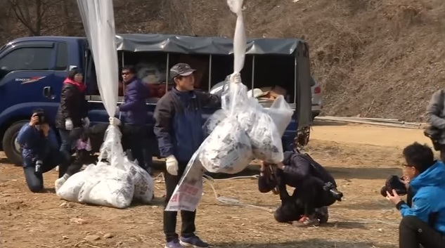 雖然韓國與朝鮮關係改善,但空飄宣傳品等物資行動仍未間斷,圖為韓國空飄宣傳品至朝鮮資料照。 圖:翻攝YouTube/ODN 雖然韓國與朝鮮關係改善,但空飄宣傳品等物資行動仍未間斷,圖為韓國空飄宣傳品至朝鮮資料照。 圖:翻攝YouTube/ODN