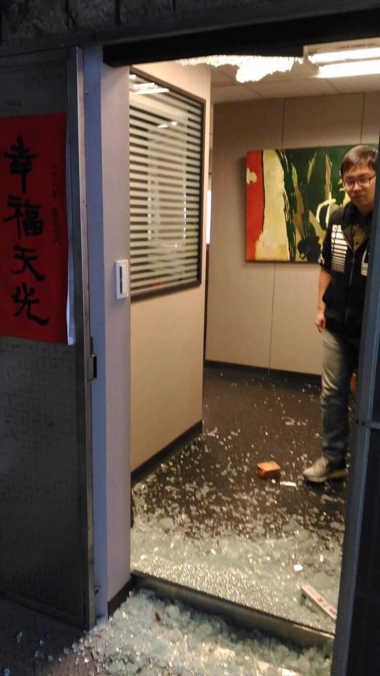 新潮流系辦公室大門今早被張貼抗議書並遭踢破玻璃門。 圖:讀者提供 新潮流系辦公室大門今早被張貼抗議書並遭踢破玻璃門。 圖:讀者提供