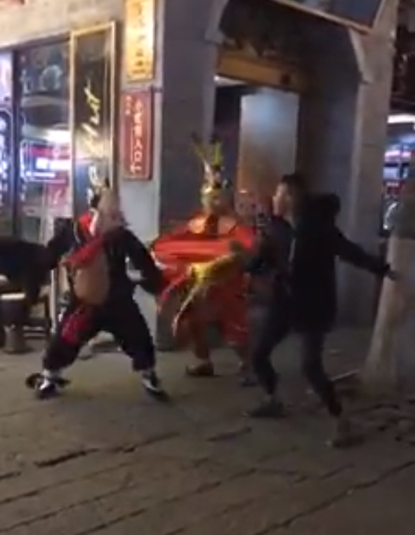 網路上出現一段孫悟空和豬八戒聯手毆人的畫面。 圖:翻攝JB爆料網臉書 網路上出現一段孫悟空和豬八戒聯手毆人的畫面。 圖:翻攝JB爆料網臉書