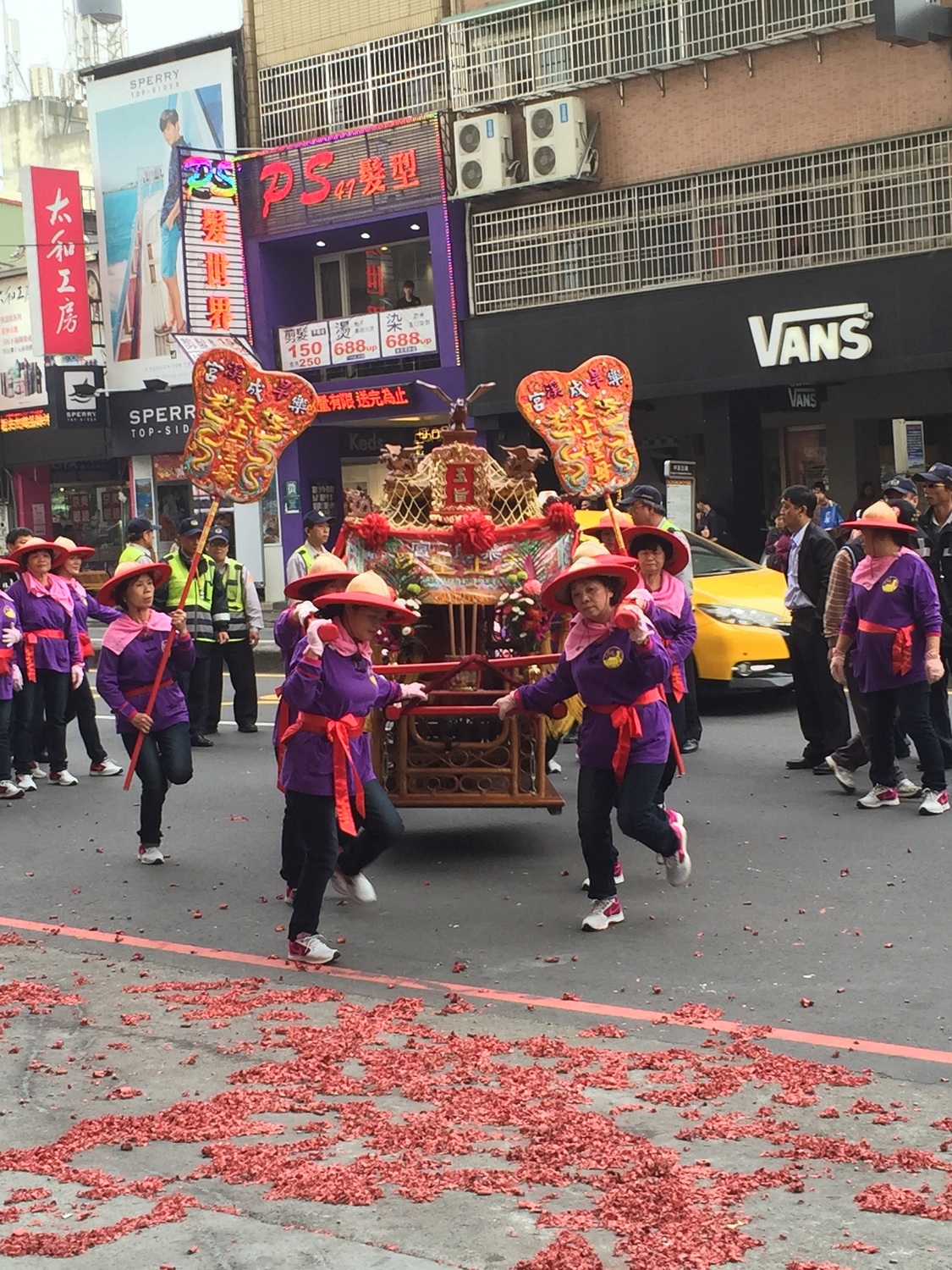中友百貨廣場大年初五有旱溪樂成宮媽祖鑾駕遶境。 圖 : 中友百貨/提供 中友百貨廣場大年初五有旱溪樂成宮媽祖鑾駕遶境。 圖 : 中友百貨/提供