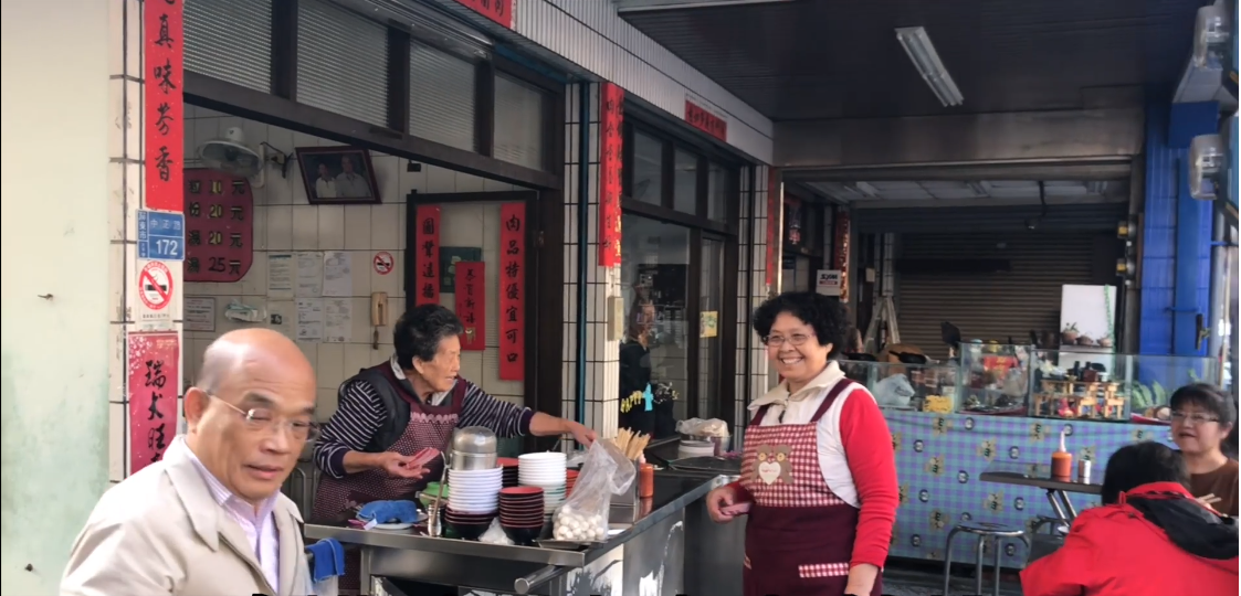 行政院長蘇貞昌今(30)天在自己的臉書po文介紹全台最好吃的肉圓:「我家巷仔口那家」。 圖:截自影片 行政院長蘇貞昌今(30)天在自己的臉書po文介紹全台最好吃的肉圓:「我家巷仔口那家」。 圖:截自影片