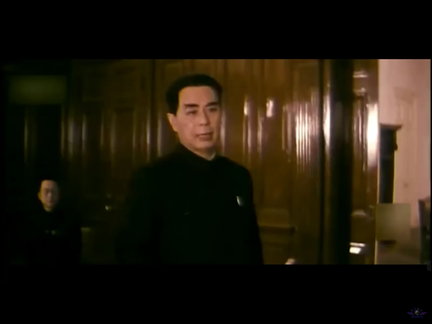 黃凱是總政話劇團台柱,在《開國大典》、《重慶談判》、《毛澤東和他的兒子》、《第二次採訪》、《決戰之後(上下)》等多部為中共歌功頌德影視片中飾演周恩來。為讓周恩來的形象「光輝照人」,黃凱大量收集資料,將周恩來在螢幕上塑造成了一個「可信可敬的偉人形象」。 圖:翻攝自Youtube 黃凱是總政話劇團台柱,在《開國大典》、《重慶談判》、《毛澤東和他的兒子》、《第二次採訪》、《決戰之後(上下)》等多部為中共歌功頌德影視片中飾演周恩來。為讓周恩來的形象「光輝照人」,黃凱大量收集資料,將周恩來在螢幕上塑造成了一個「可信可敬的偉人形象」。 圖:翻攝自Youtube