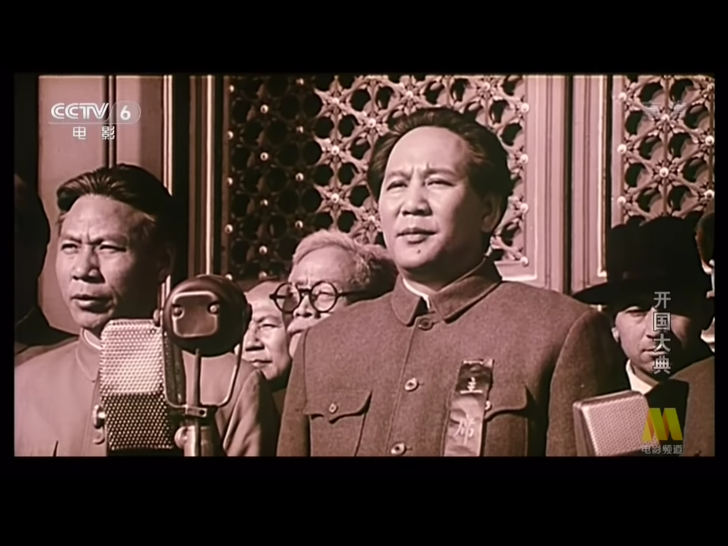 從《紅色娘子軍》、《毛澤東在西柏坡》、《周恩來》到《開國大典》……,洋洋灑灑,昔日在官方的推波助瀾下,都曾經引領一時風騷。今年適逢「六四」天安門事件30周年,可以想見,宮鬥劇被禁,「紅色經典」再度排山倒海而來後,隨著六月四日的一天天逼近,它們被賦予的鞏固歷史詮釋「話語權」和「政治維穩」功能,也會越來越明顯,有如時空錯置般。 圖:翻攝自Youtube 從《紅色娘子軍》、《毛澤東在西柏坡》、《周恩來》到《開國大典》……,洋洋灑灑,昔日在官方的推波助瀾下,都曾經引領一時風騷。今年適逢「六四」天安門事件30周年,可以想見,宮鬥劇被禁,「紅色經典」再度排山倒海而來後,隨著六月四日的一天天逼近,它們被賦予的鞏固歷史詮釋「話語權」和「政治維穩」功能,也會越來越明顯,有如時空錯置般。 圖:翻攝自Youtube