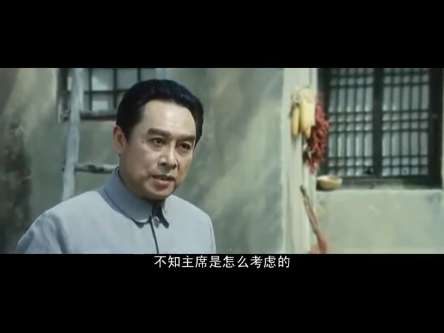 成了特型演員後,蘇林為了演好周恩來,刻苦學習周恩來家鄉的語言、語調,檢視相關美化周恩來的影片及書籍。 圖:翻攝自Youtube 成了特型演員後,蘇林為了演好周恩來,刻苦學習周恩來家鄉的語言、語調,檢視相關美化周恩來的影片及書籍。 圖:翻攝自Youtube