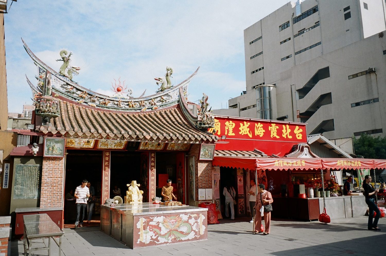 大稻埕「霞海城隍廟」現今為台北市的直轄市定古蹟,與法主真君廟、慈聖宮媽祖廟合稱「大稻埕三大廟」。 圖:截自台北霞海城隍廟臉書粉絲專頁 大稻埕「霞海城隍廟」現今為台北市的直轄市定古蹟,與法主真君廟、慈聖宮媽祖廟合稱「大稻埕三大廟」。 圖:截自台北霞海城隍廟臉書粉絲專頁