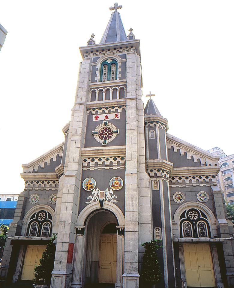 高雄天主教玫瑰堂,為哥德式建築,母堂內中央祭台供奉聖母像,是台灣第一座天主教堂。 圖:取自交通部觀光局網站 高雄天主教玫瑰堂,為哥德式建築,母堂內中央祭台供奉聖母像,是台灣第一座天主教堂。 圖:取自交通部觀光局網站