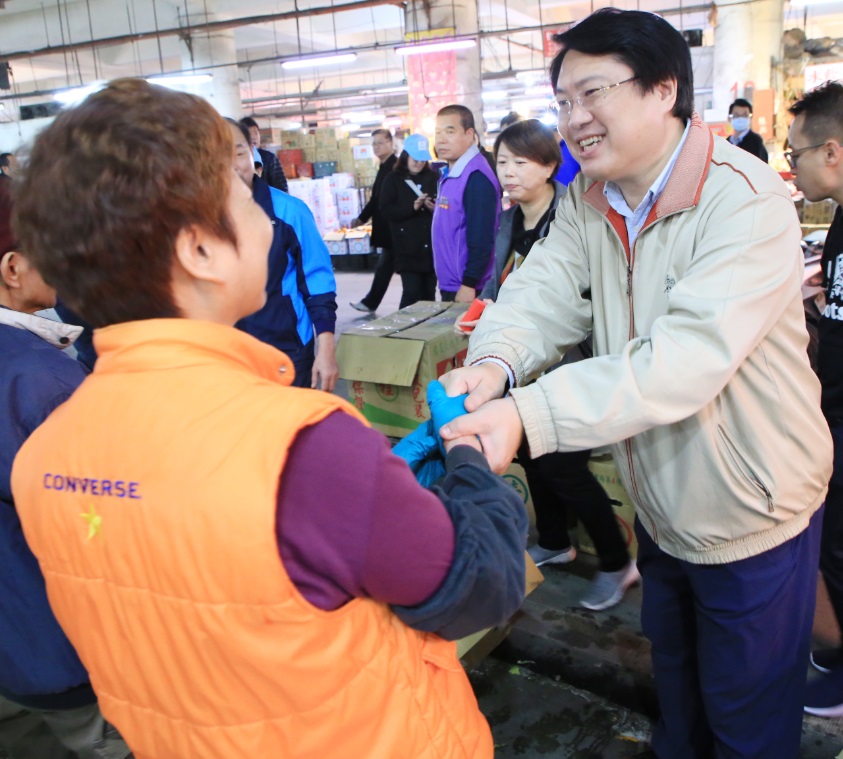 林右昌走訪各市場發「金豬」紅包 提前向攤商拜早年 圖: 基隆市政府/提供 林右昌走訪各市場發「金豬」紅包 提前向攤商拜早年 圖: 基隆市政府/提供