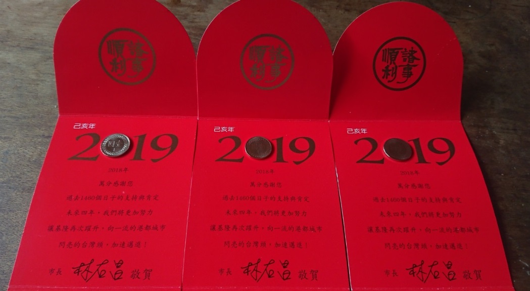 林右昌走訪各市場發「金豬」紅包 提前向攤商拜早年 圖: 翻攝自吳以璇臉書 林右昌走訪各市場發「金豬」紅包 提前向攤商拜早年 圖: 翻攝自吳以璇臉書