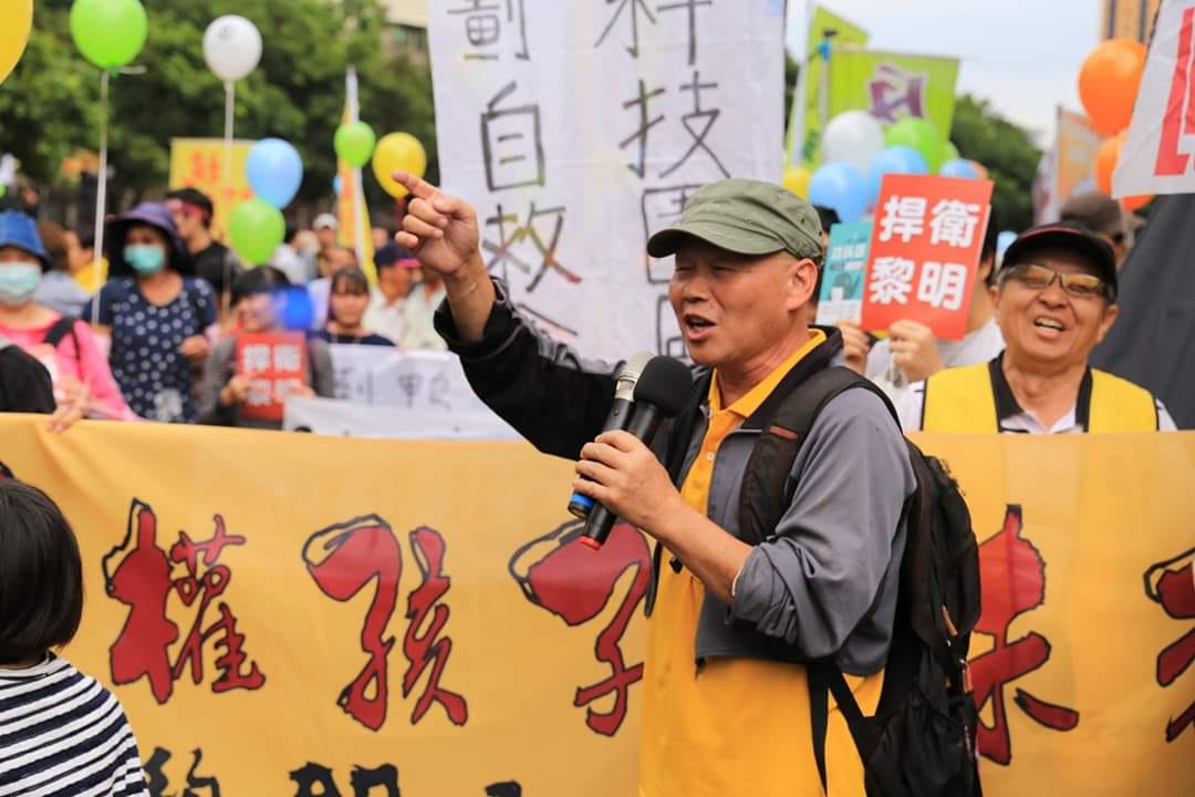 黎明幼兒園園長陳金連因土地重劃案而走上總統府陳情,但卻在過程中情緒失控,當街自殘。資料照片。 圖:翻攝自黎明幼兒園保留行動臉書 黎明幼兒園園長陳金連因土地重劃案而走上總統府陳情,但卻在過程中情緒失控,當街自殘。資料照片。 圖:翻攝自黎明幼兒園保留行動臉書