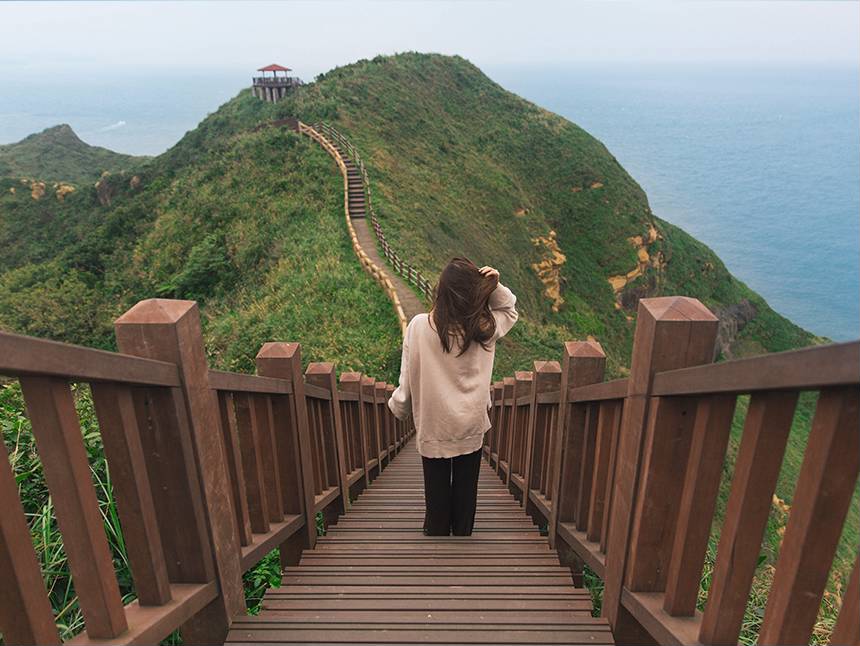 「鼻頭角步道」是一條充滿知性的健行路線,遊客可沿著山脊行走,欣賞壯闊的山海美景。 圖:取自新北市觀光旅遊網 「鼻頭角步道」是一條充滿知性的健行路線,遊客可沿著山脊行走,欣賞壯闊的山海美景。 圖:取自新北市觀光旅遊網