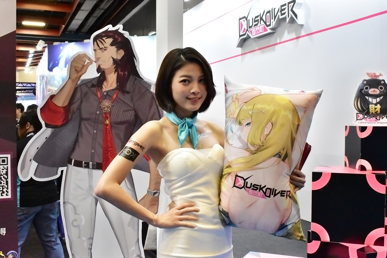 美麗的 JFI Girl 與《酉閃町Dusk Diver》守護神 黎維妲限量抱枕 圖:競鋒國際/提供 美麗的 JFI Girl 與《酉閃町Dusk Diver》守護神 黎維妲限量抱枕 圖:競鋒國際/提供