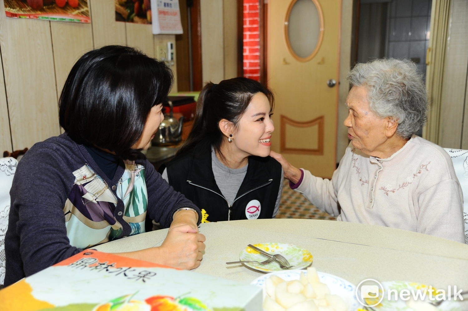 台南市立委補選候選人陳筱諭,由母親郭秀珠陪同前往前總統陳水扁官田老家,向扁媽拜早年。 圖 : 黃博郎/攝 台南市立委補選候選人陳筱諭,由母親郭秀珠陪同前往前總統陳水扁官田老家,向扁媽拜早年。 圖 : 黃博郎/攝