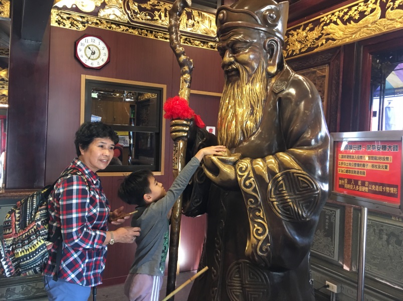 參拜完南山福德宮後,可手摸廟中土地公銅像手中的元寶。 圖:新北市民政局/提供 參拜完南山福德宮後,可手摸廟中土地公銅像手中的元寶。 圖:新北市民政局/提供