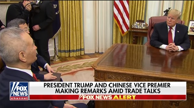 美國總統川普(右)1月31日與中國貿易談判代表、國務院副總理劉鶴(左)會面,接受建議將再舉行川習會。 圖:翻攝YouTube/FoxNews 美國總統川普(右)1月31日與中國貿易談判代表、國務院副總理劉鶴(左)會面,接受建議將再舉行川習會。 圖:翻攝YouTube/FoxNews