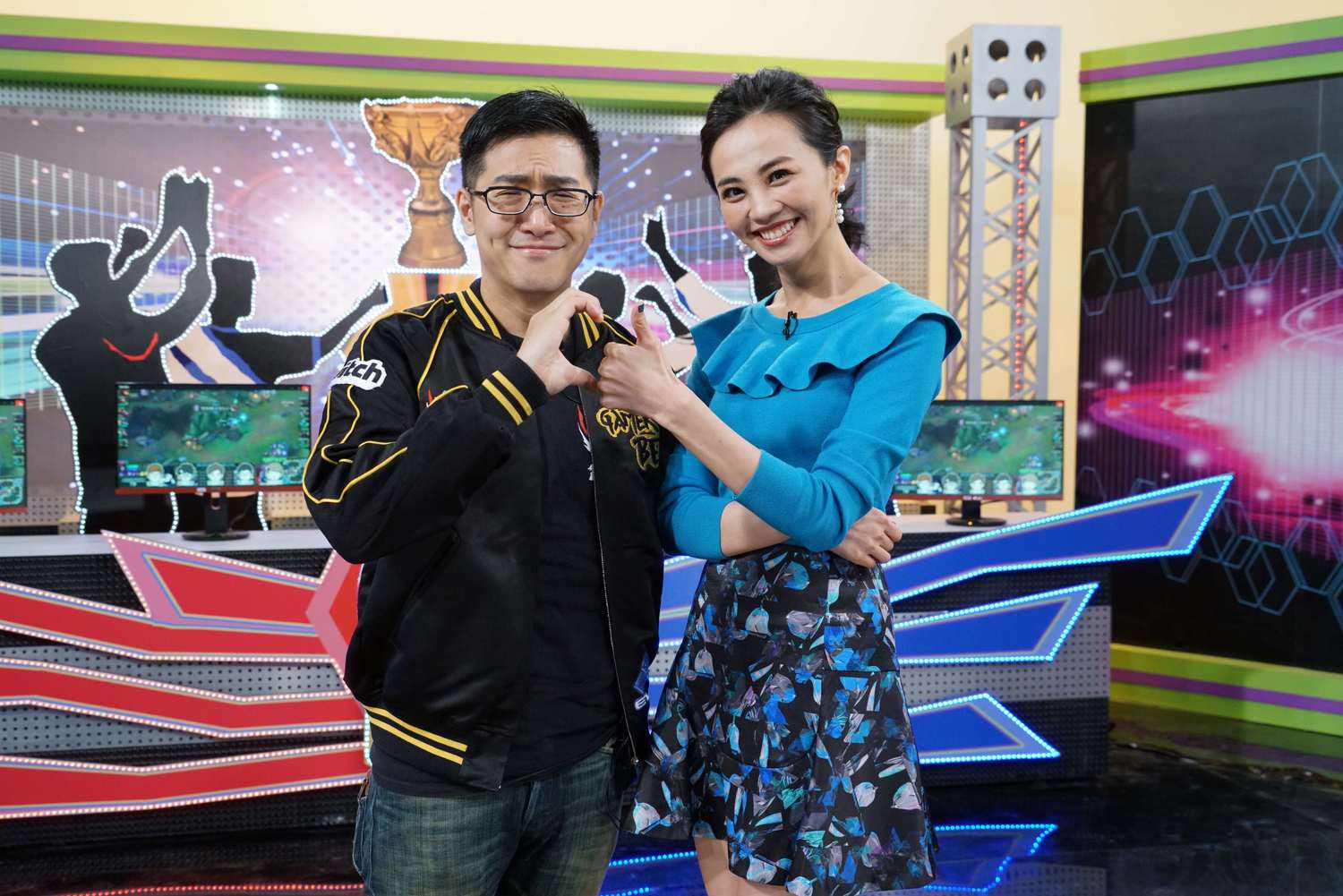 格鬥傳奇向玉麟與《台灣競讚》主持人合影。