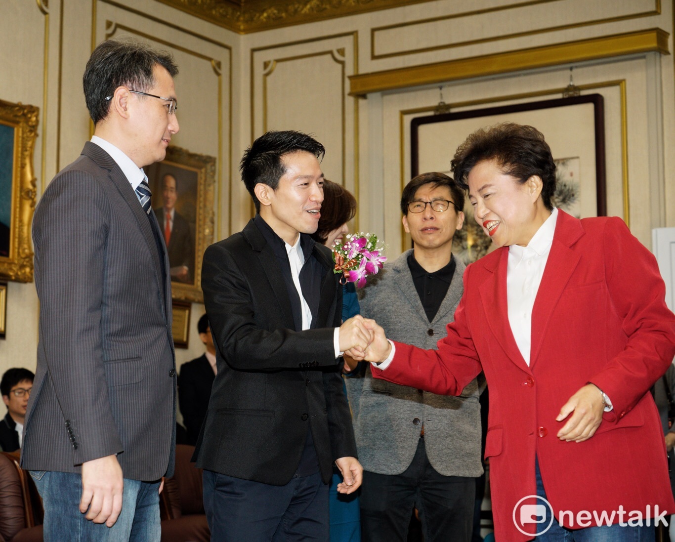 何志偉、沈智慧握手寒暄。 圖:張良一/攝 何志偉、沈智慧握手寒暄。 圖:張良一/攝