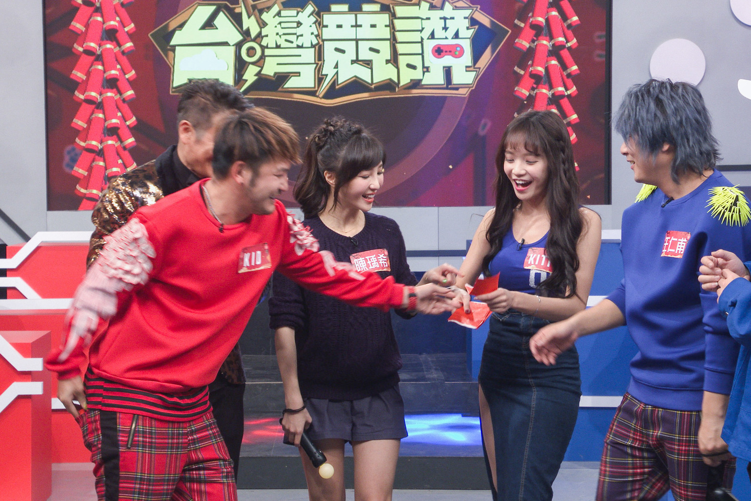 KID(左前)被辣舞迷倒,將贏來的紅包全掏給了敵隊的Kittie(右二)。