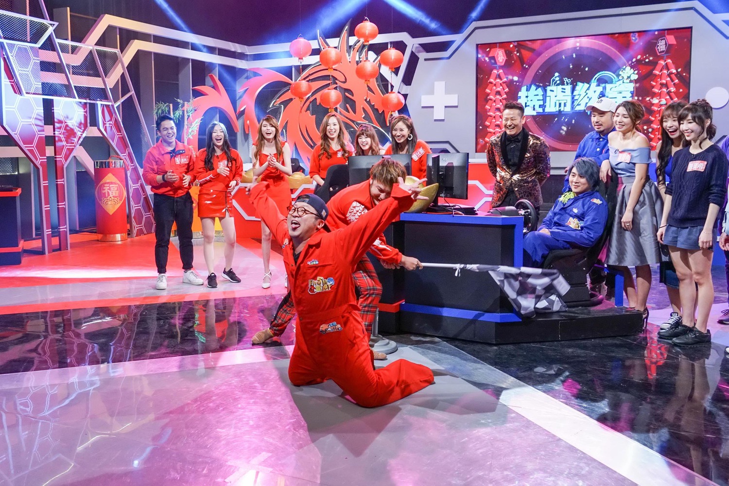 賽車遊戲獲勝,納豆(前)跪地歡呼,全場爆笑。 賽車遊戲獲勝,納豆(前)跪地歡呼,全場爆笑。
