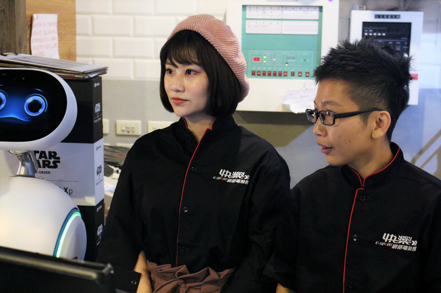 店長帶領焦凡凡體驗一日網咖店員生活。 店長帶領焦凡凡體驗一日網咖店員生活。
