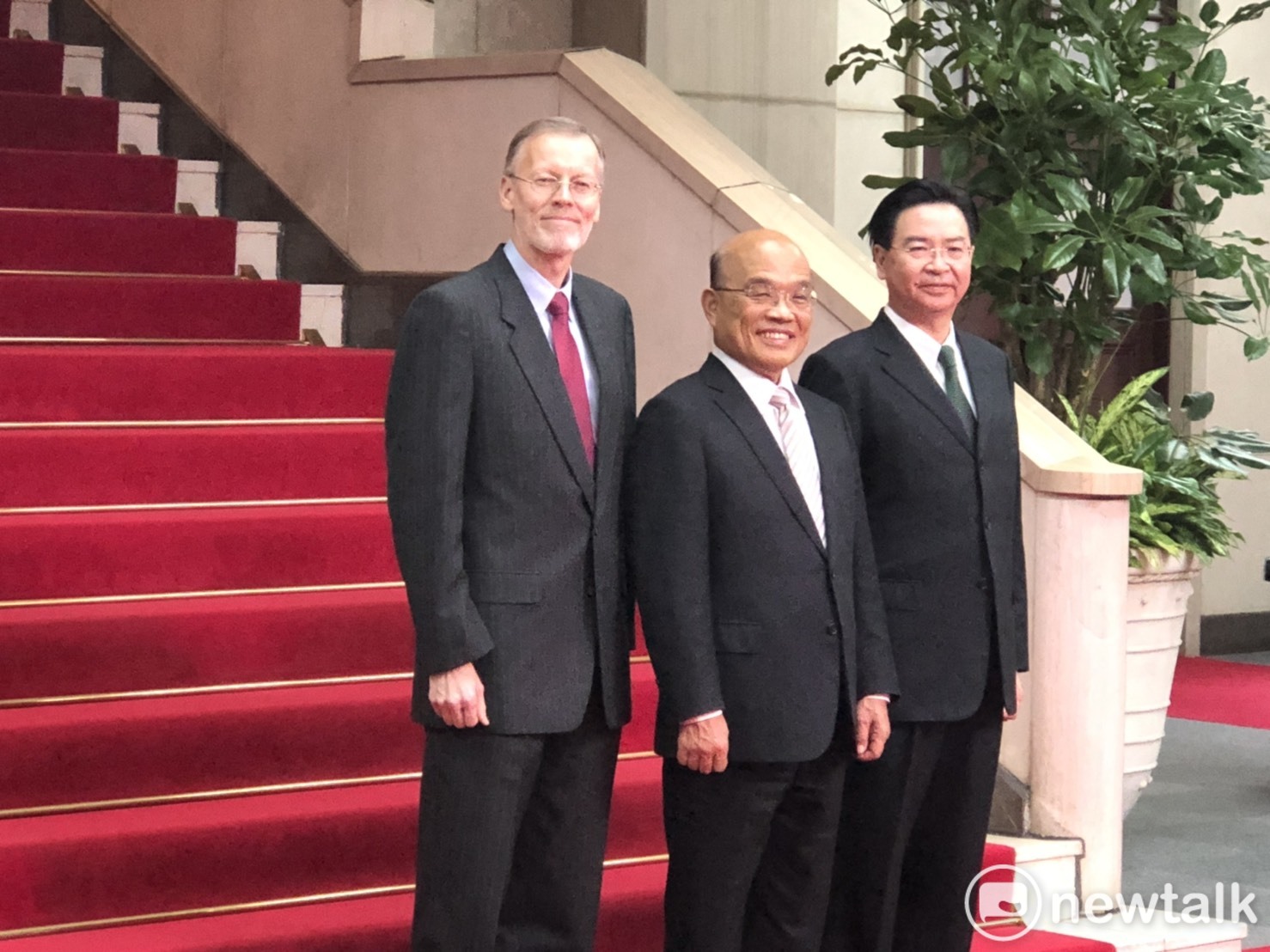AIT處長酈英傑(左)、 外交部長吳釗燮(右)和行政院長蘇貞昌(中)合影。 圖:謝莉慧/攝 AIT處長酈英傑(左)、 外交部長吳釗燮(右)和行政院長蘇貞昌(中)合影。 圖:謝莉慧/攝