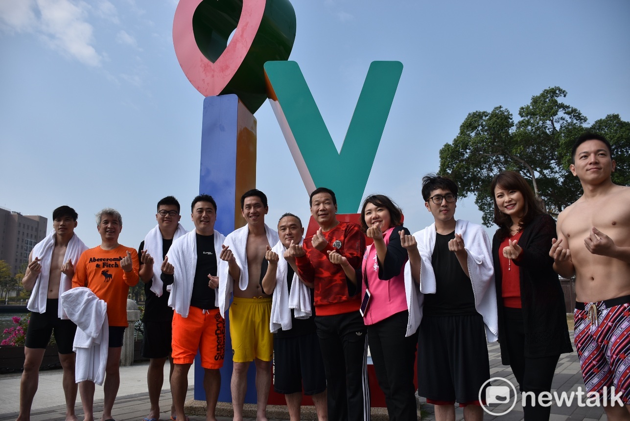 愛河試跳者和市議員陳美雅(右二)及邱于軒(右四)在LOVE地標前合影。 圖:孫家銘/攝 愛河試跳者和市議員陳美雅(右二)及邱于軒(右四)在LOVE地標前合影。 圖:孫家銘/攝