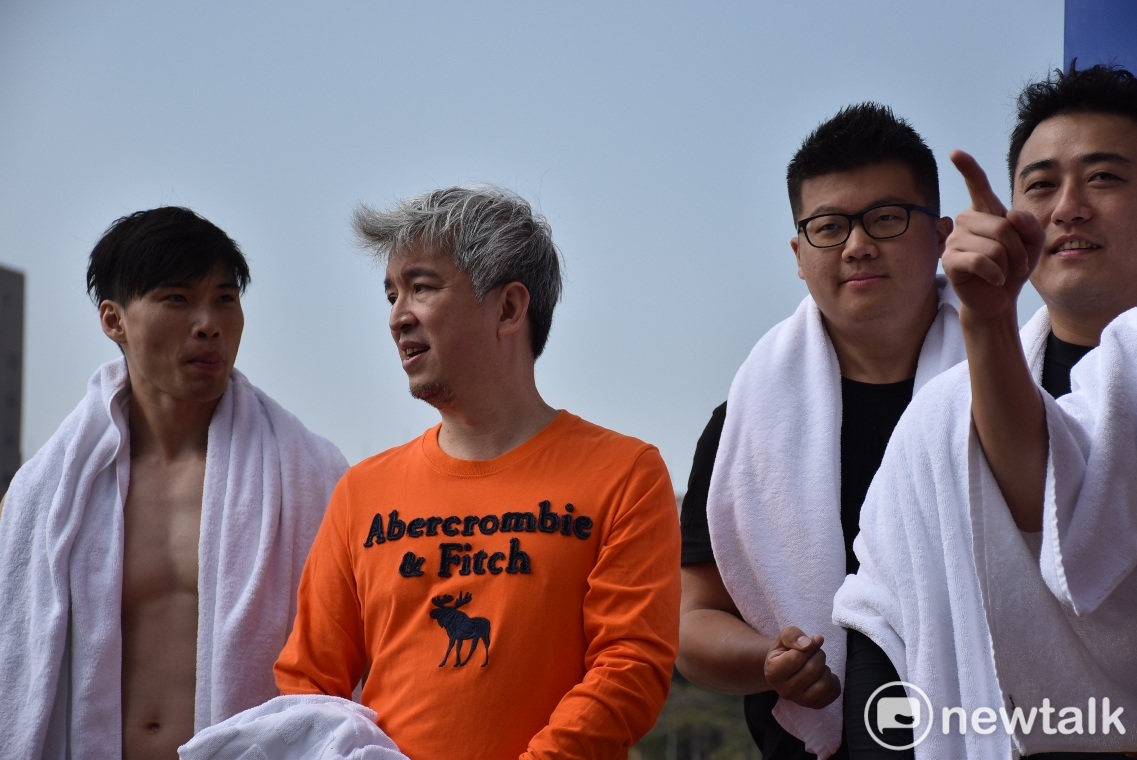 久未在螢幕露面的台語情歌王子王建傑(左二)應潘恆旭之邀撩下去。 圖:孫家銘/攝 久未在螢幕露面的台語情歌王子王建傑(左二)應潘恆旭之邀撩下去。 圖:孫家銘/攝