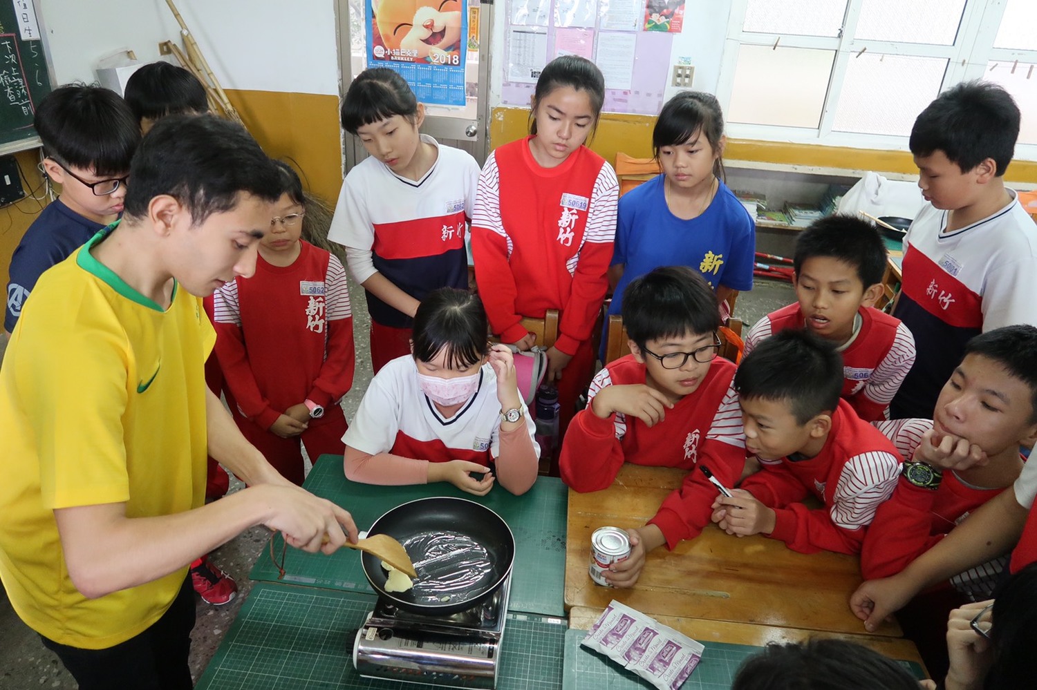 巴西留學生丹尼斯為新竹國小學童現場示範製作巴西巧克力糖球。 圖 : 廣達/提供 巴西留學生丹尼斯為新竹國小學童現場示範製作巴西巧克力糖球。 圖 : 廣達/提供